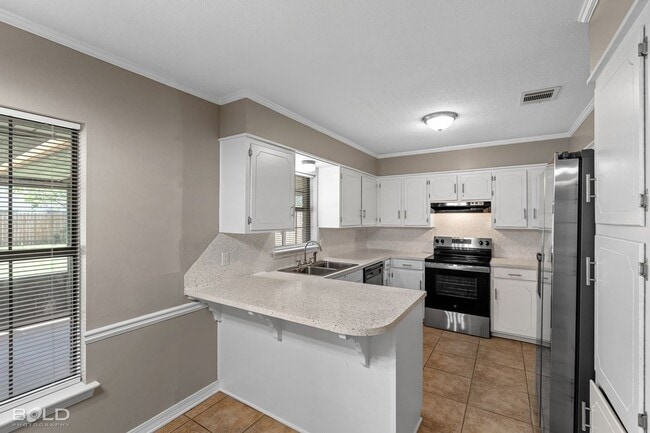 Building Photo - 2542 Spruce Dr