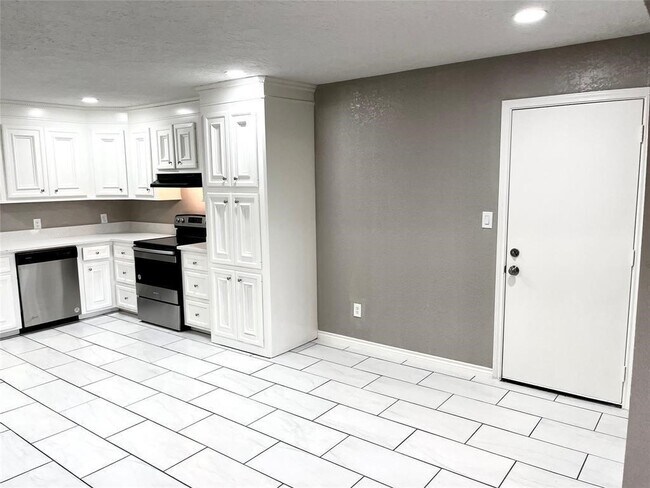 Building Photo - 1604 Broken Arrow St