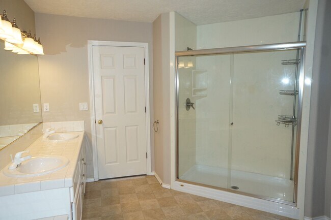 Building Photo - NW Portland Forest Heights Beauty. Flat backyard!