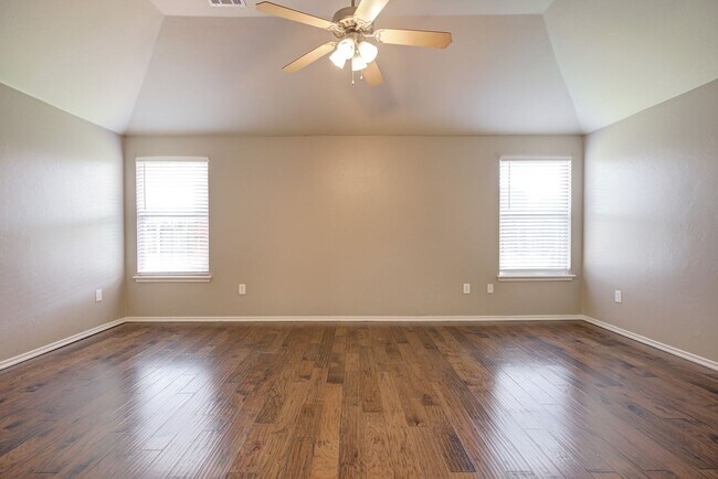 Building Photo - Spacious 4-Bedroom Home with Modern Upgrad...