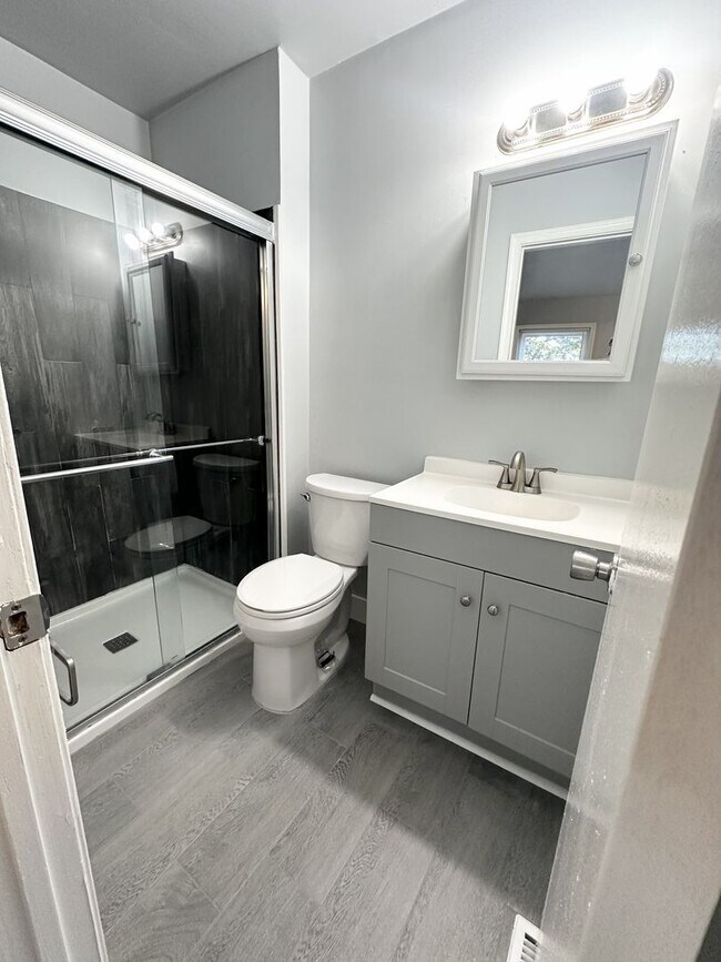 Building Photo - Beautifully Fully Updated 3-Bedroom End Unit Townhome