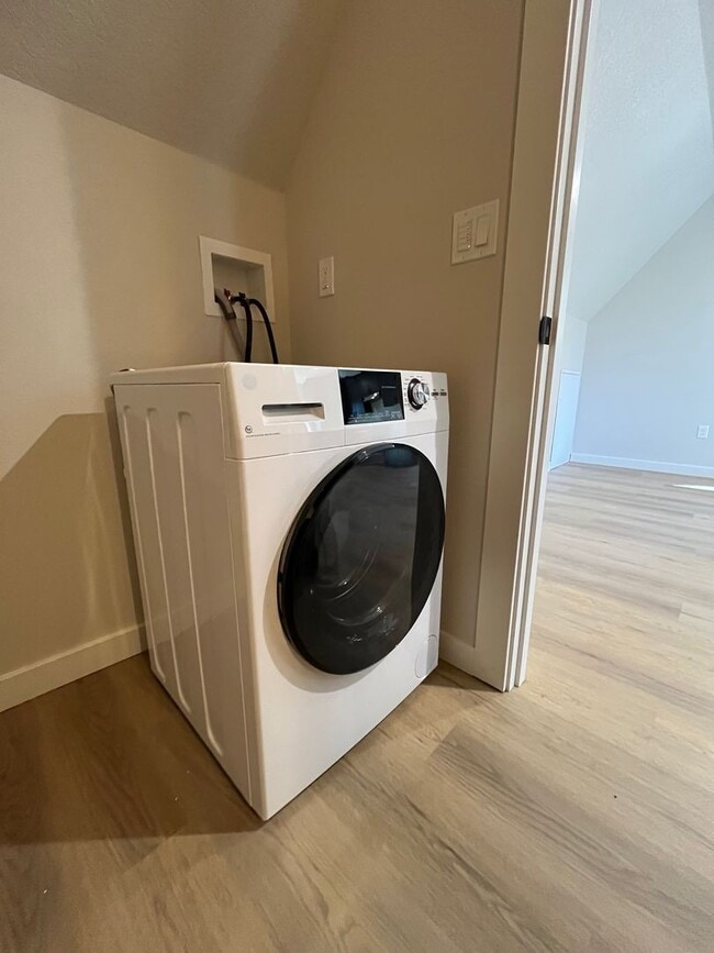 Building Photo - Spectacular BRAND NEW 1-bed/1-bath apartment with Mt Views! ***Utilities included!***