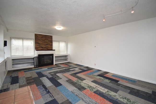 Building Photo - Bright Midvale 3 Bed – Near Fashion Place & Fort Union!!!