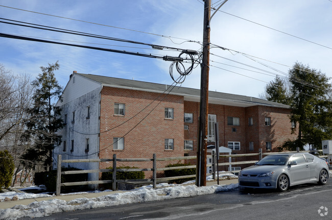 Building Photo - Highland Manor