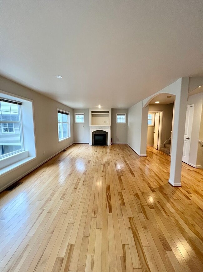 Building Photo - Capitol Hill/Madison Valley Townhouse