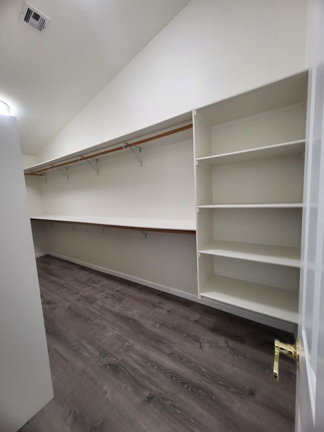 Building Photo - GOLDEN SPRINGS RANCH U8 - W. Betty Avenue