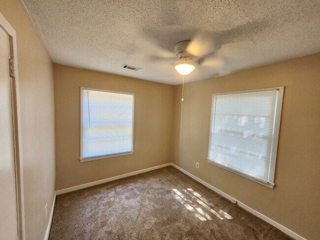 Building Photo - 2427 Young Dr