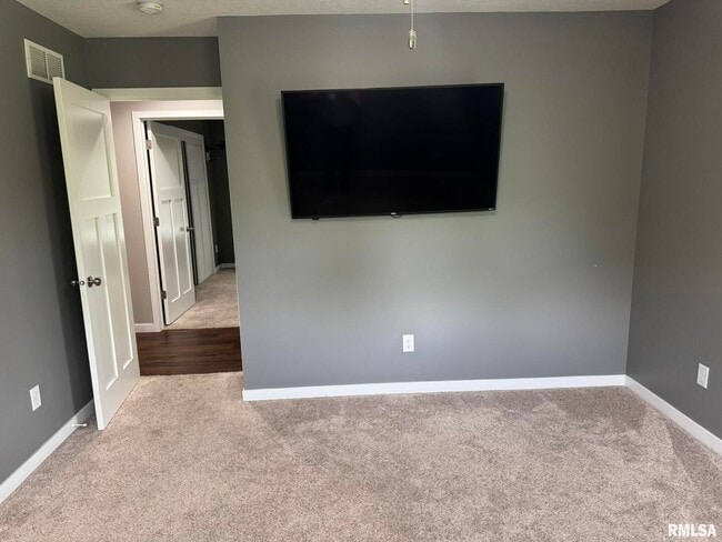 Building Photo - 18 Elmwood Dr