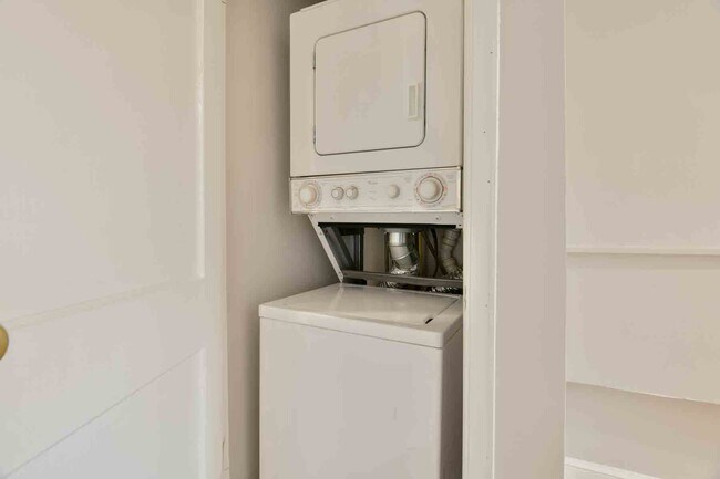 Building Photo - 725 Kearny St NE