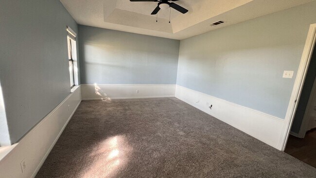 Building Photo - Three Bedroom Cozy Home Recently Remodeled!