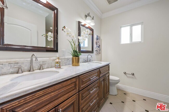 Building Photo - 1114 S La Peer Dr