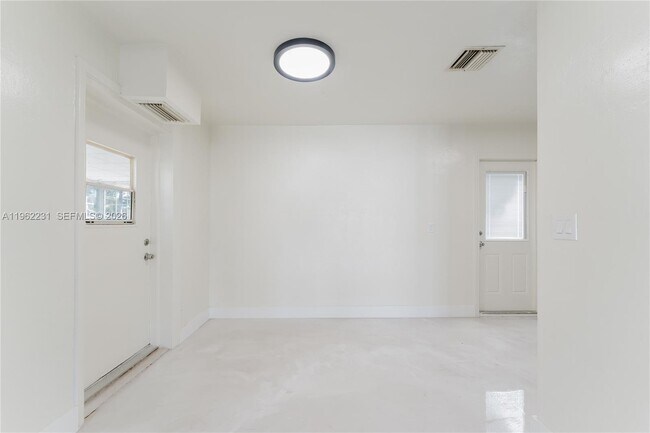 Building Photo - 1621 S 16th Ave