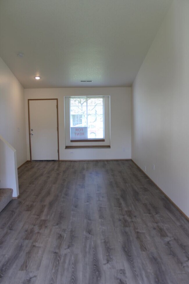 Building Photo - 3 bedroom 2.5 bath family home in quiet Scappoose neighborhood