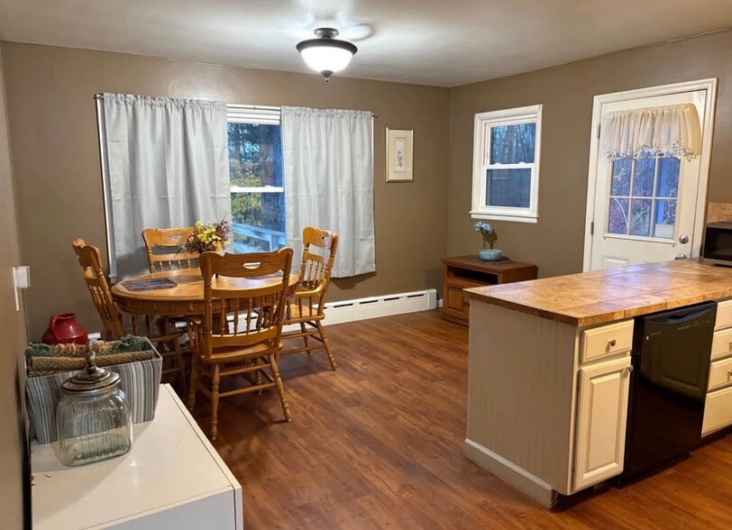 Building Photo - 233 Roosevelt Ave