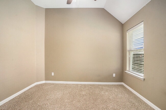 Building Photo - Gorgeous 5 Bdrm, 3 Bath with Open Layout, ...