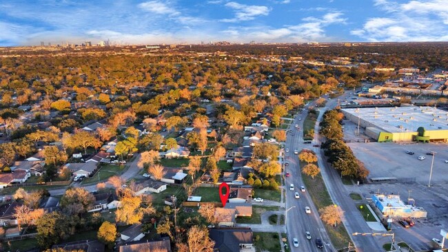 Building Photo - 7054 Beechnut St