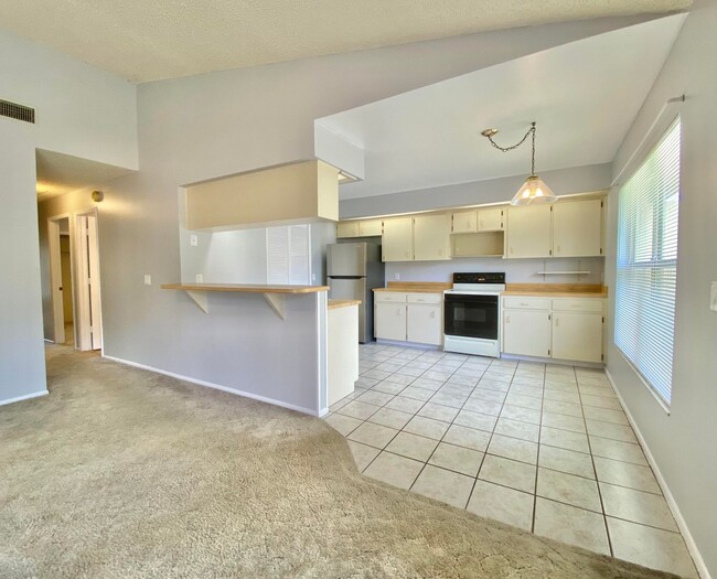 Building Photo - Spacious 3 Bedroom / 2 Bath with inside wa...