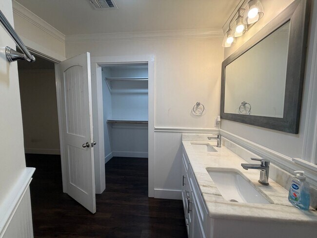Building Photo - 3808 Beverly Dr