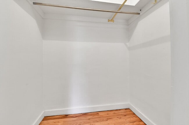 Building Photo - $2,600.00, 1 bed + non-conforming room, 1 ...