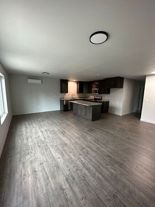 Building Photo - Brand new 3 bedroom house in Roseburg