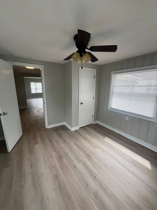Building Photo - Gorgeous Fully Renovated 3/1!
