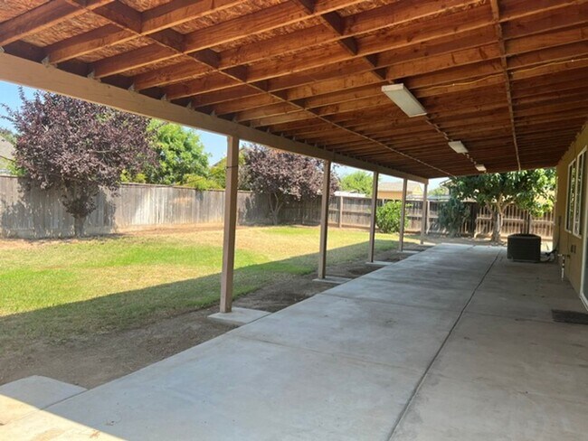 Building Photo - Dinuba House For Rent