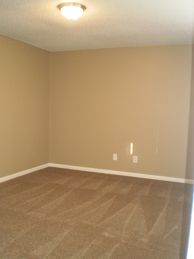Building Photo - NICE--2 Bedroom 1.5 Bath Townhouse WEST of...