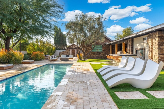 Building Photo - 4129 E Palo Verde Dr