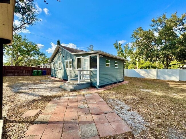 Building Photo - 1601 E Maple Ave