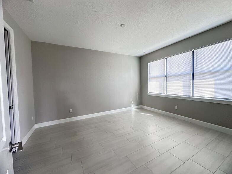 Building Photo - 4016 Basket Oak Cir