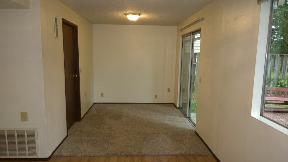 Play area / Family room - 271 146th Pl NE