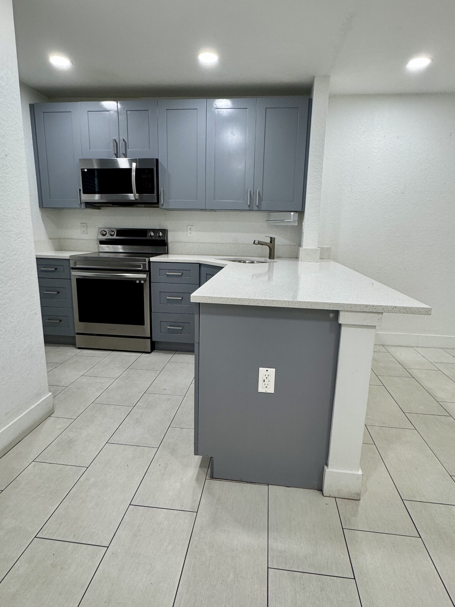 Kitchen - 17255 SW 95th Ave