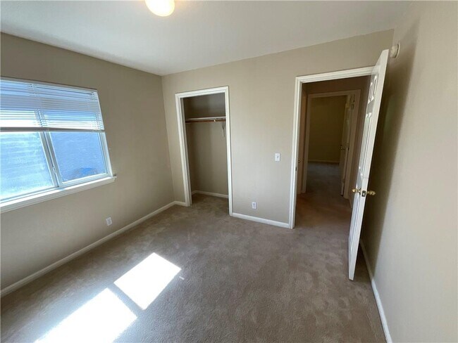 Building Photo - 202 Dana Dr