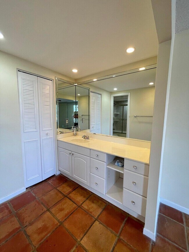 Building Photo - 9 Royal Palm Way