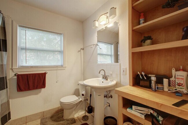 Building Photo - 603 Zennia St