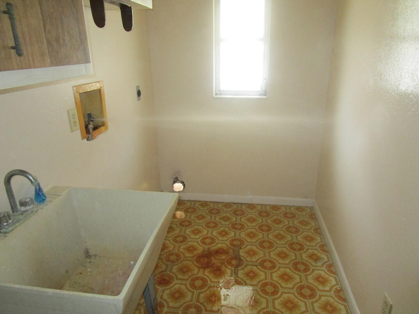 Building Photo - Freshly painted interior and new carpet in living room spacious home off Country Club Blvd