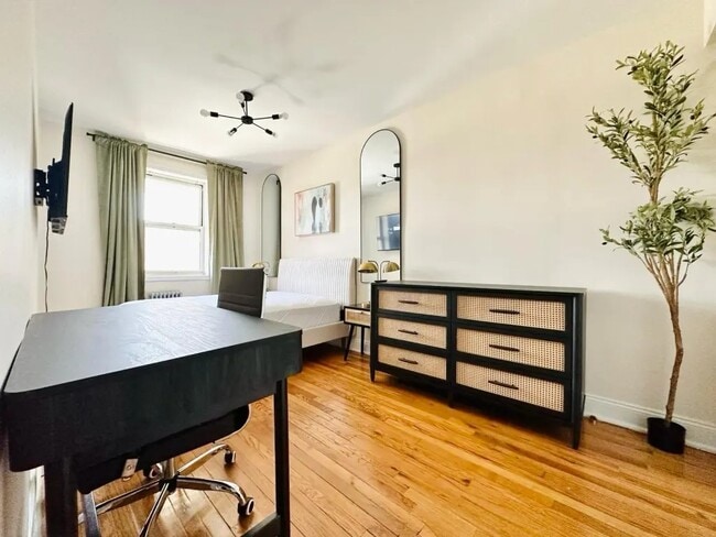 Building Photo - Furnished room/NOT APARTMENT