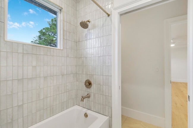 Building Photo - 142 Segovia Way