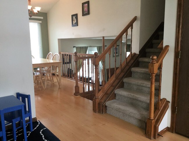 Primary Photo - Fantastic 4BR, 3.5BA! Deck, FP, great yard, location!! (Regal)