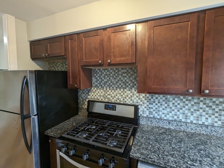 Building Photo - 696 Elm Pl