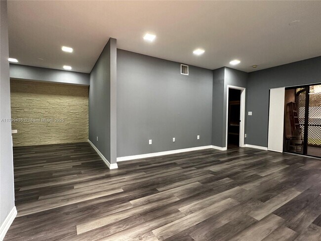 Building Photo - 691 SW 158th Way