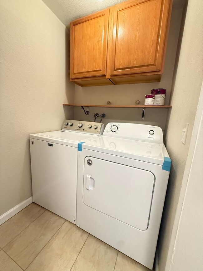 Building Photo - Well Maintained 2BD/2BTH Lynnwood Condo for Lease in Gated Community!