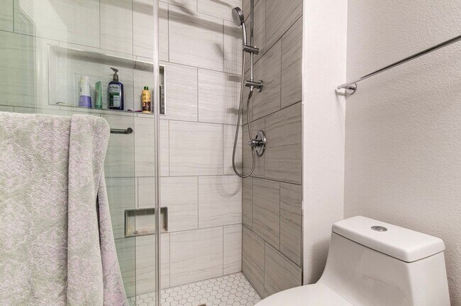 Building Photo - $1,750/mo – 2BR/1BA Condo in Northwest Aus...