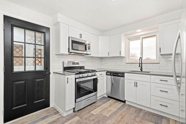 Building Photo - AVAILABLE APRIL 1ST! RENOVATED 3-bedroom!