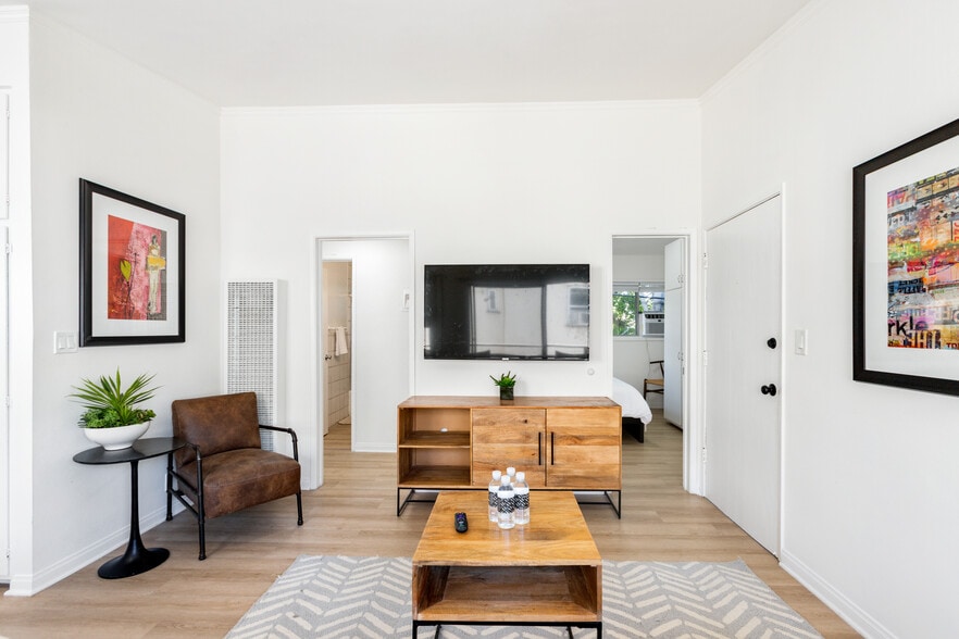 Building Photo - 210 S Arnaz Dr