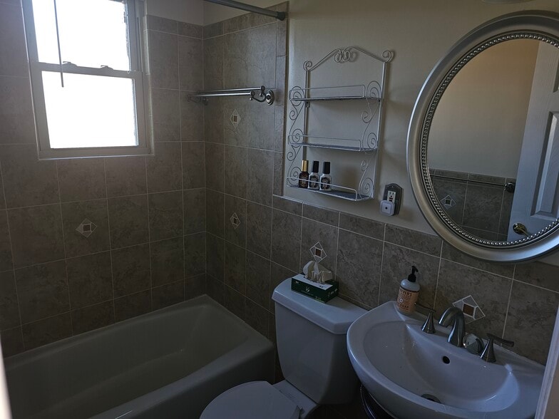 Main Level Full Bath - 9503 Hale Pl