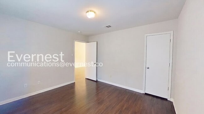 Building Photo - 1011 Iola Dr