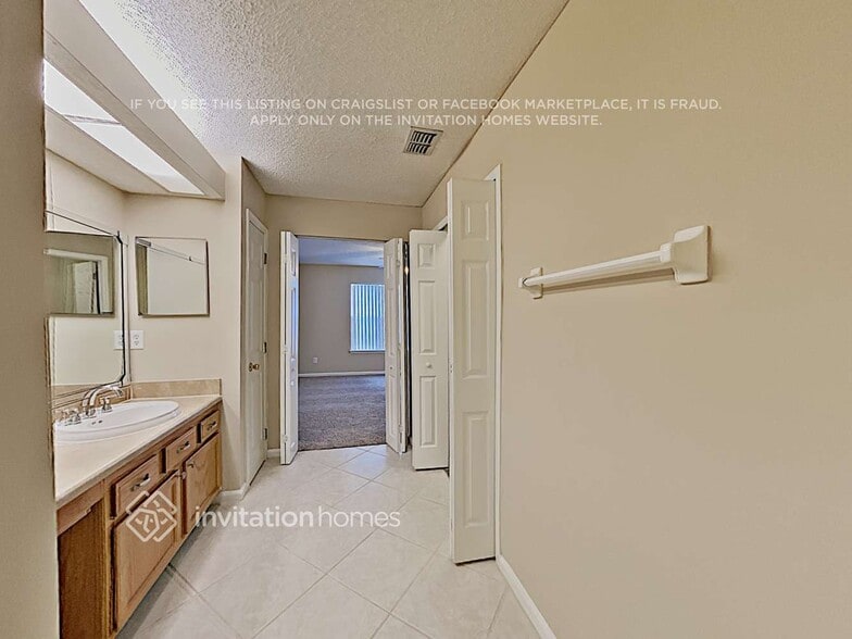 Building Photo - 10769 Las Colinas Way