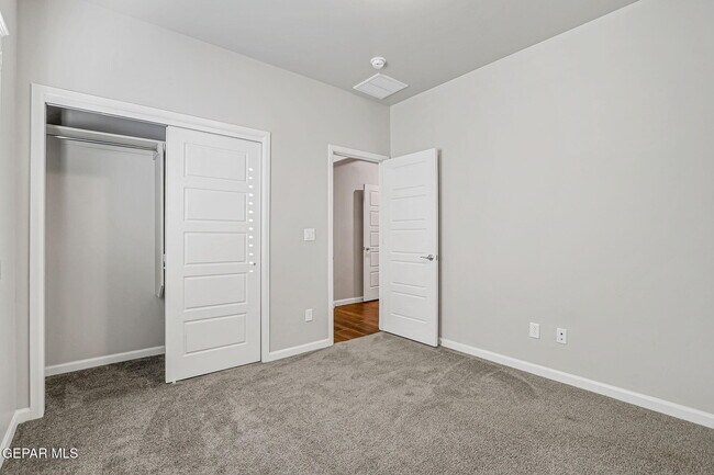 Building Photo - 6061 Cinnamon Pk St