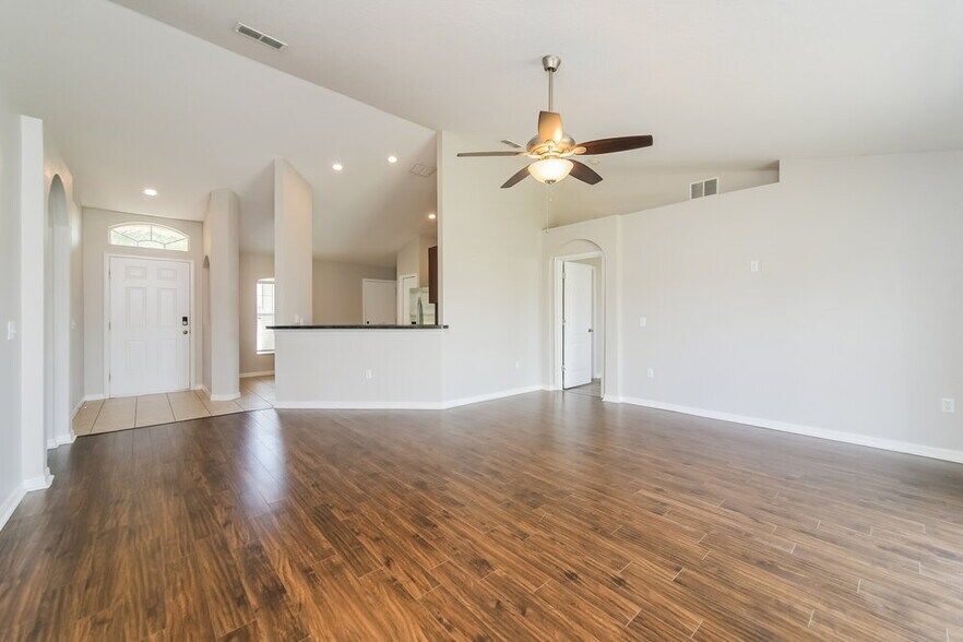Building Photo - 8364 Greystone Dr